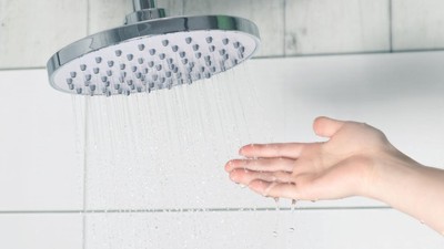 Pipis Berdiri Sambil Mandi di Shower Berbahaya, Benar Enggak?