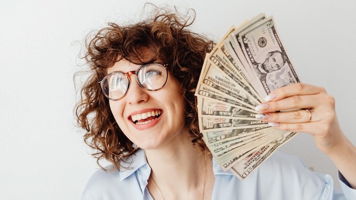 Topik yang tidak pernah dibahas orang cerdas juga adalah tentang perbandingan materi atau gosip. Topik ini mungkin terlihat tidak berbahaya, tapi bisa menimbulkan rasa iri dan tidak aman.