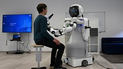 FOTO: Kenalkan Garmi, Robot Perawat Putih Bermata Bulat