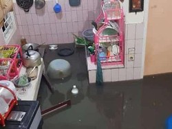 Lara Warga Bandung Terpaksa Sahur di Tengah Banjir
