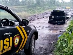 Saat Mobil Warga Terjebak Derasnya Arus Banjir Lahar Gunung Semeru