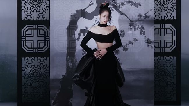 Video klip terbaru Jisoo Blackpink bikin banyak orang terkejut. Salah satunya karena gaun hitam Jisoo yang dipakainya punya harga fantastis.