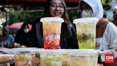 FOTO: Pasar Benhil Masih Jadi Primadona Pemburu Takjil