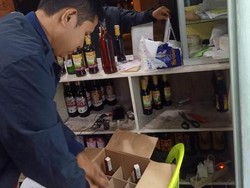 Polres Bogor Gelar Razia di Malam Pertama Ramadan, Ratusan Botol Miras Disita
