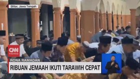 VIDEO: Ribuan Jemaah Ikuti Tarawih Cepat