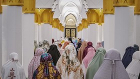 Cara Agar Anak Tak Bikin Gaduh Saat Diajak Tarawih di Masjid