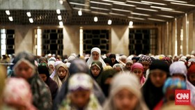 Apa Hukum Sholat Tarawih Sendiri bagi Wanita? Ini Penjelasannya