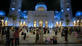 img-title Tata Cara Sholat Tarawih 8 Rakaat dan 3 Witir, Lengkap Niat-Doanya