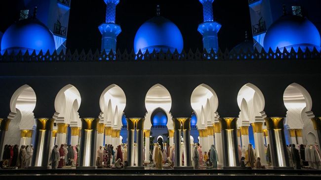 Ada banyak pendapat berbeda mengenai jumlah rakaat sholat tarawih yang dilaksanakan saat Ramadhan. Lantas, sholat tarawih berapa rakaat?