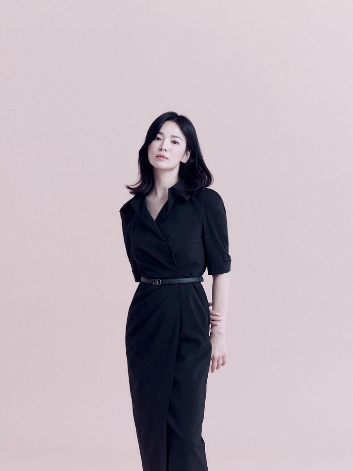 Lewat gaya lainnya, Song Hye Kyo terlihat berkelas sekaligus minimalis dalam outfit serba hitam./ Foto: Hong Jang Hyun