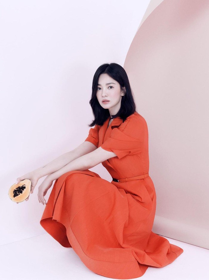 Memamerkan potongan rambut sebahu, aktris berusia 41 tahun tersebut tampil fresh dan awet muda dengan outfit 2023 Spring Collection dari 'MIICHA'./ Foto: Hong Jang Hyun