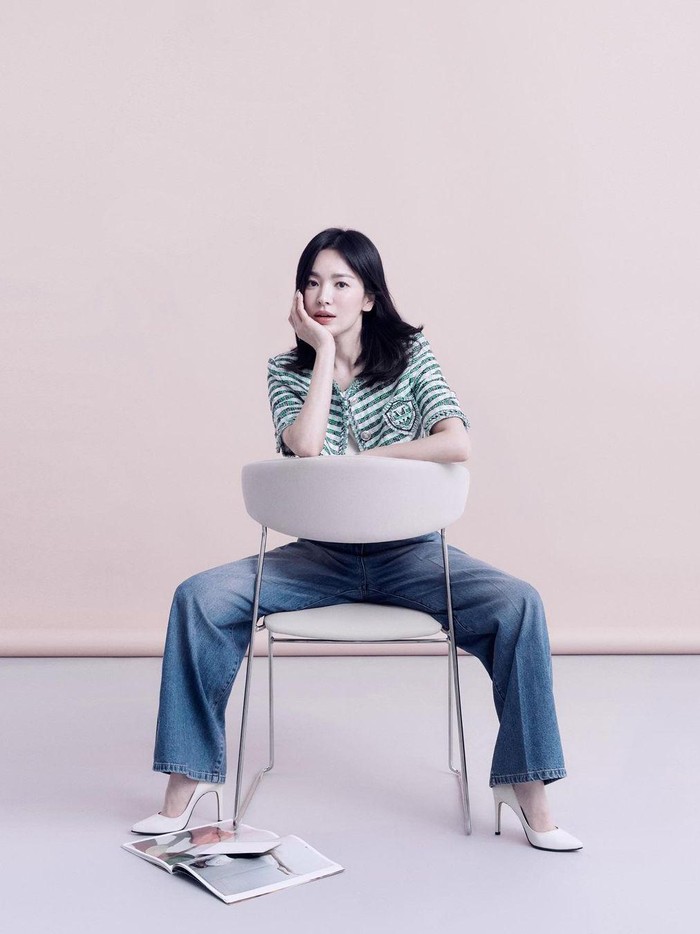 Dalam balutan blue pants serta tweed top, sang aktris tampil casual sekaligus terlihat cheerful./ Foto: Hong Jang Hyun