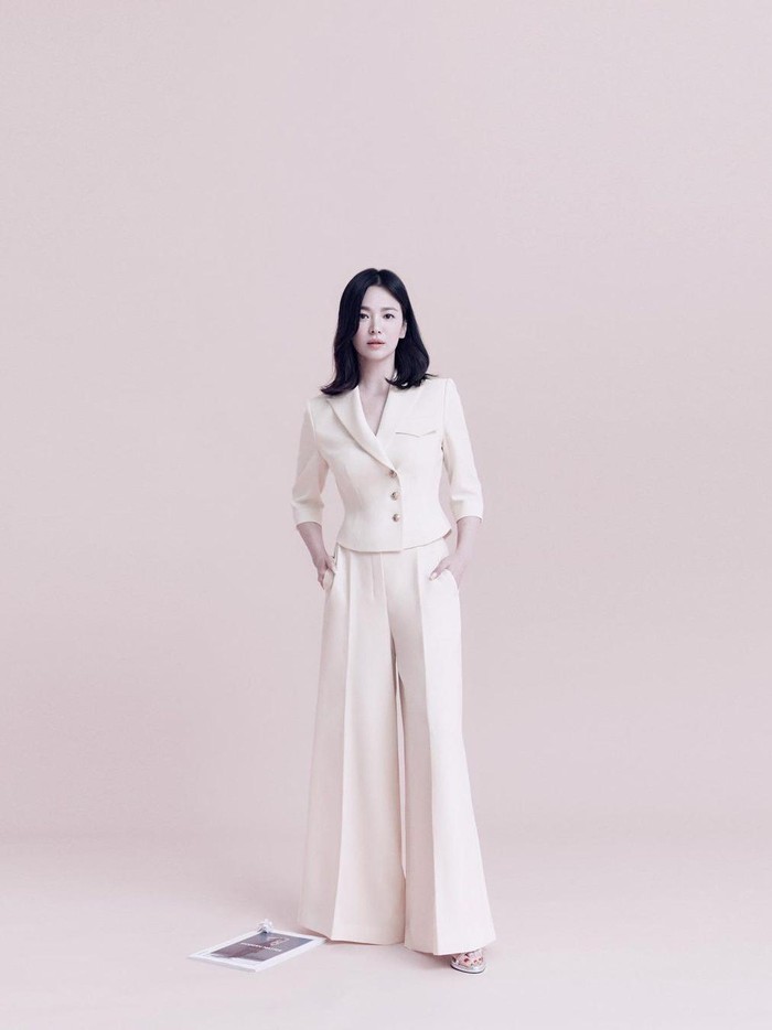 Dari beberapa gaya Song Hye Kyo dengan outfit dari 'MIICHA', kamu paling suka yang mana, Beauties?/ Foto: Hong Jang Hyun