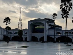 Masjid Pusdai Jabar Bagikan 1.000 Takjil, Antusiasme Warga Kembali Terlihat