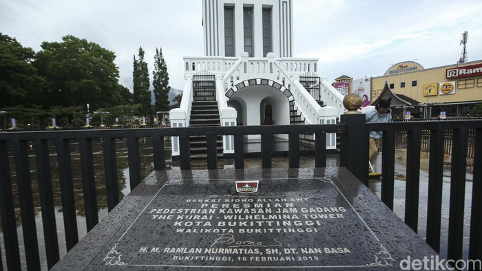 Siapa yang tak kenal Jam Gadang? Ikon Bukittinggi, Sumatera Barat ini hampir 100 tahun berdiri kokoh meski tanpa besi penyangga dan semen. 3 Wilayah Pernah Jadi Ibu Kota Indonesia