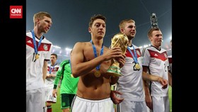 VIDEO: 17 tahun Berkarir, Mesut Ozil Pensiun Dari Lapangan Hijau