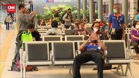 VIDEO: Stasiun Pasar Senen Ramai Penumpang Kereta Api Jarak Jauh