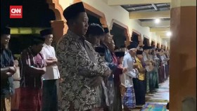 VIDEO: Jemaah Hadiri Salat Tarawih Kilat Ponpes Mamba'ul Hikam