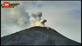 VIDEO: Gunung Ile Lewotolok Erupsi, Tinggi Kolom Abu Mencapai 500 Mete