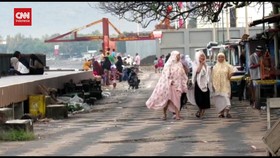 VIDEO: Tradisi Pemeluk Agama Hindu Dan Muslim Bertemu Di Pantai Lombok