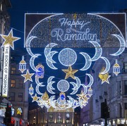 Pertama Kali dalam Sejarah, Jalanan London Dihiasi dengan Dekorasi Ramadan! Intip Potretnya di Sini