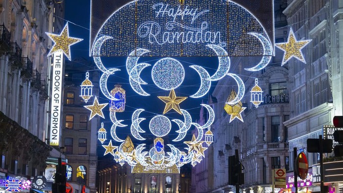 Pertama Kali dalam Sejarah, Jalanan London Dihiasi dengan Dekorasi Ramadan! Intip Potretnya di Sini