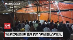 VIDEO: Warga Korban Gempa Gelar Salat Tarawih Beratap Terpal