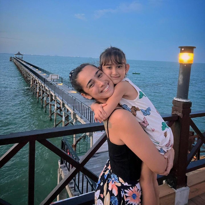 <p>Dari beberapa foto yang diunggahnya, Alex terlihat sering mengajak Tea ke pantai. Ibu dan anak ini tampaknya sangat suka menghabiskan waktu bersama di sana. (Foto: Instagram @got_alex)</p>