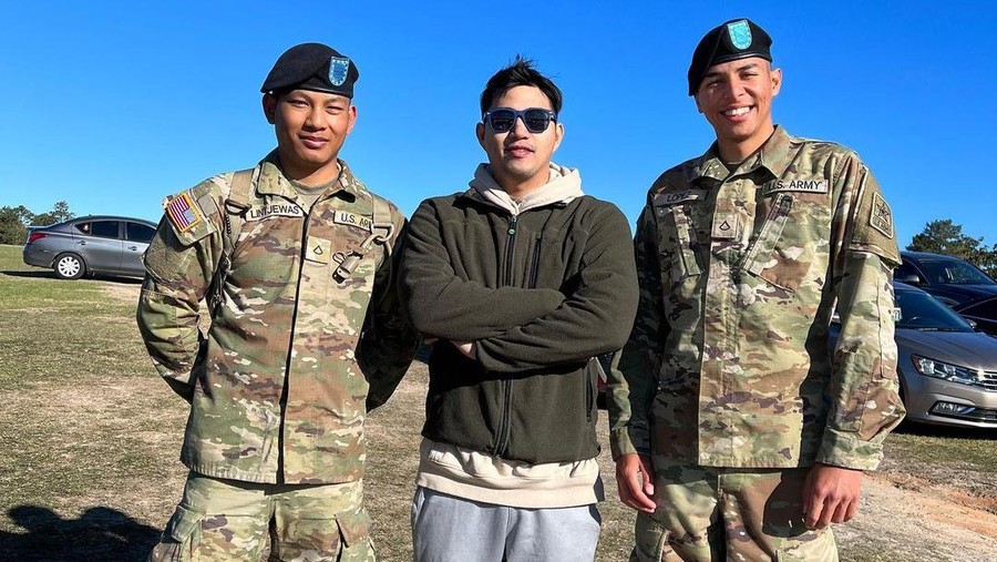 BENAIA Benaia (kiri), pria Kendari yang viral karena lulus dari tentara Amerika Serikat.