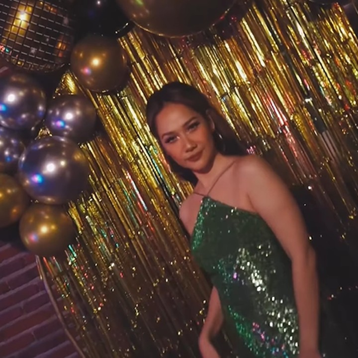 <p>Penampilan Bunga Citra Lestari di pesta ulang tahun tak luput dari perhatian. Ia tampil memukau dengan mengenakan<em> sequin dress</em> warna hijau. (Foto: Instagram @bclsinclair)</p>