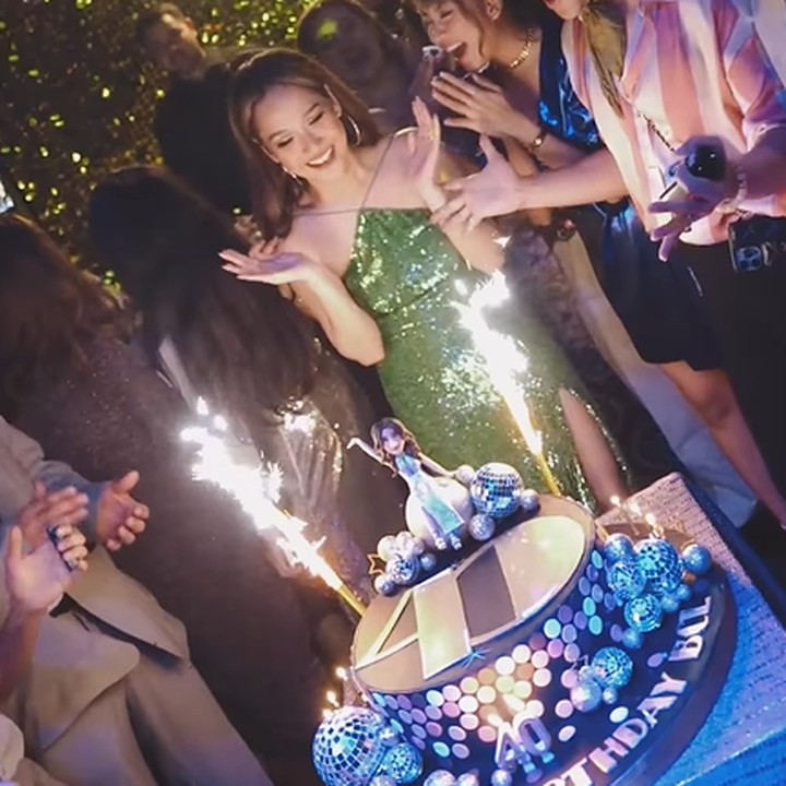 <p>Tak hanya itu, BCL juga menggelar pesta ulang tahun pada malam hari. Kini, giliran BCL bersenang-senang bersama para sahabat. (Foto: Instagram @bclsinclair)</p>