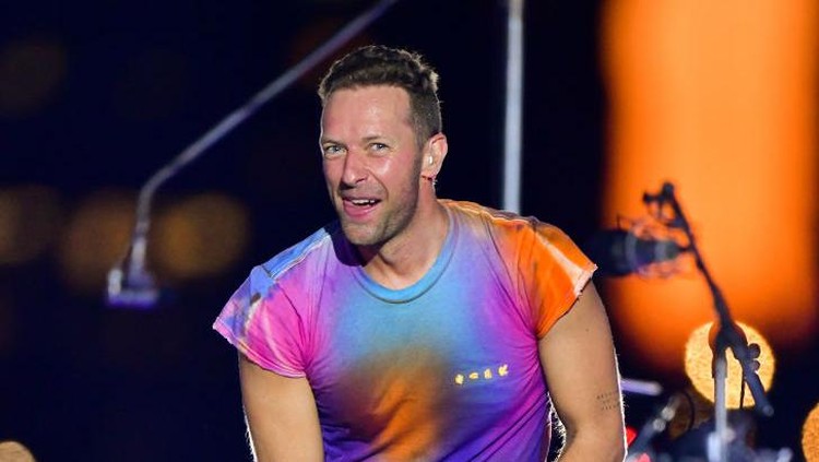 NEW YORK, NEW YORK - JUNE 17:  Chris Martin of Coldplay performs during pre-taping of the Macy's 4th of July Firework Show at Hunter's Point South Park on June 17, 2021 in New York City. (Photo by James Devaney/GC Images)
