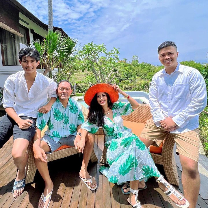 <p>Kini, pernikahan mereka dilengkapi dengan kehadiran dua anak laki-laki yang tampan. Mereka adalah Marcello Renara Djatmiko dan Marciano Nicholas Reynard. Kita doakan semoga pernikahan Diah dan suami langgeng dan jauh dari gosip miring, ya, Bunda. (Foto: Instagram @dps_diahpermatasari)</p>