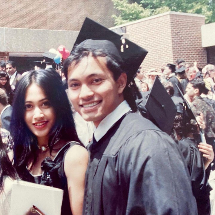 <p>Kisah cinta Diah Permatasari dan Anton Wahyu Jatmiko bermula lebih dari dua dekade lalu. Mereka sempat menikmati masa-masa pacaran pada 1992 silam sebelum akhirnya menikah. (Foto: Instagram @dps_diahpermatasari)</p>