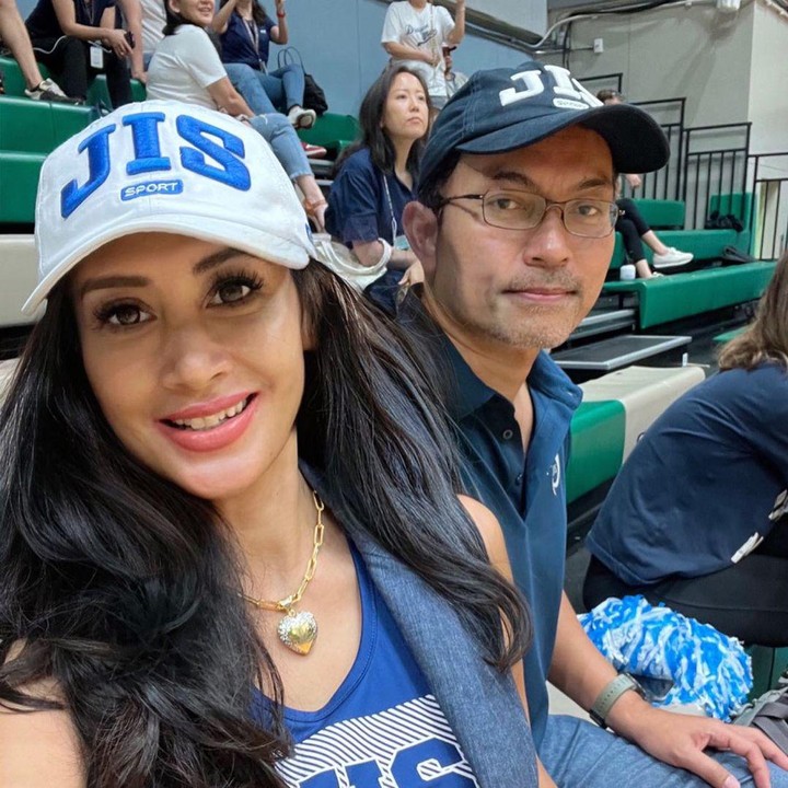 <p>Tak hanya asyik berpacaran, Diah dan Anton juga selalu ada di momen penting anak-anak mereka. Seperti ketika menyaksikan putra bungsu mereka, Marciano Nicholas Reynard yang mengikuti pertandingan basket di Filipina. (Foto: Instagram @dps_diahpermatasari)</p>