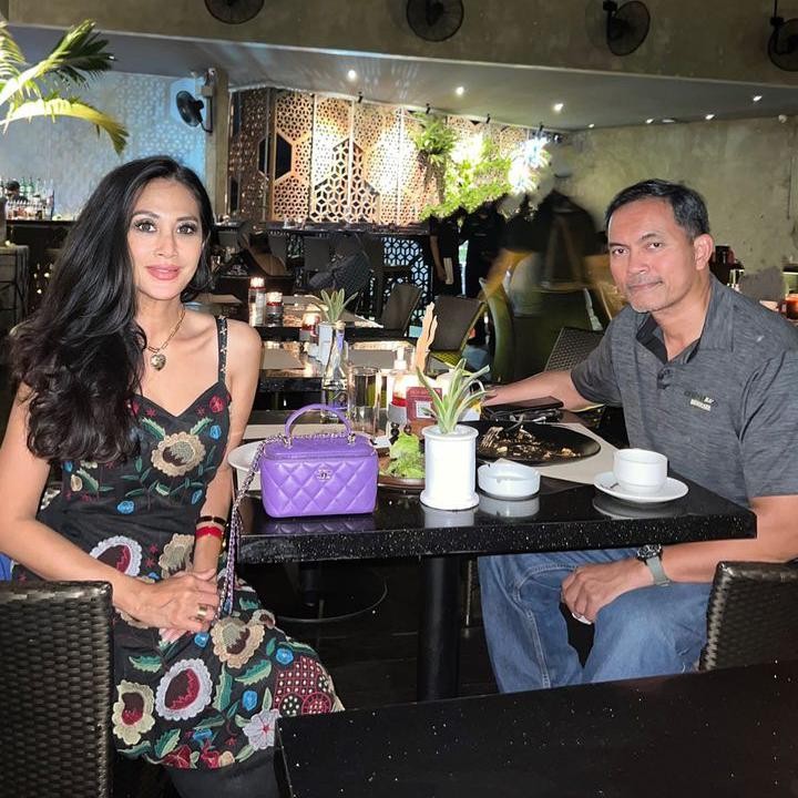 <p>Pasangan ini kerap melakukan<em> quality time</em> bak pasangan muda yang dimabuk asmara. <em>"Bali-Date Night. Valentine nya belum usai. Keterusan.. bablas deh ke Bali. Yah gitu deh.. Nikmati masa muda,"</em> ucap Diah. (Foto: Instagram @dps_diahpermatasari)</p>