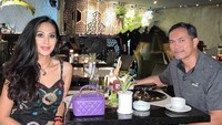 <p>Pasangan ini kerap melakukan<em> quality time</em> bak pasangan muda yang dimabuk asmara. <em>"Bali-Date Night. Valentine nya belum usai. Keterusan.. bablas deh ke Bali. Yah gitu deh.. Nikmati masa muda,"</em> ucap Diah. (Foto: Instagram @dps_diahpermatasari)</p>