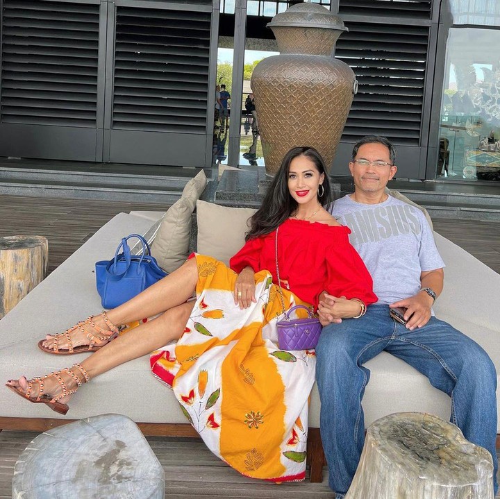 <p>Rumah tangga Diah Permatasari telah memasuki usia ke-27 tahun. Untuk merayakan ulang tahun pernikahannya itu, Diah membagikan beberapa potret lawas bersama sang suami, Anton Wahyu Djatmiko. (Foto: Instagram @dps_diahpermatasari)</p>