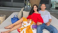 <p>Menikah dengan seorang pengusaha, Diah Permatasari selalu merasa dirinya tetap muda bersama pasangan. Mereka juga tak ragu memamerkan kemesraan di media sosial.<em> "Lagi Menikmati Masa Muda.. Masa muda kita pun Gak kelar2. Kita berdua msh Belia Lho,"</em> tulis Diah di unggahan fotonya. (Foto: Instagram @dps_diahpermatasari)</p>