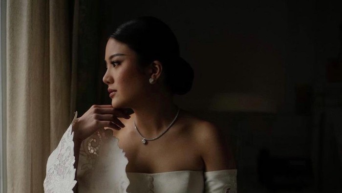 Gaun pengantin Valencia Tanoe rancangan Monica Ivena