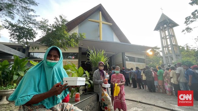 Program piring kasih yang biasa digelar di sekitar Gereja Santa Theresia Semarang, juga membagikan makanan berbuka puasa bagi warga sekitar pada Ramadan ini.