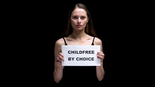 Kei Savourie, yang memilih jadi pasangan childfree, mengaku tak perlu repot menanggapi komentar netizen soal pilihannya untuk tak mempunyai anak.