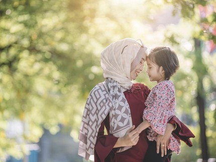 Sampai Kapan Orang Tua Wajib Menafkahi Anak Perempuan dan Laki-laki dalam Islam?