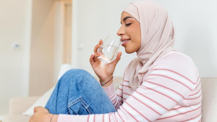 Ilustrasi minum air putih. /Foto: Freepik.com/stefamerpik.