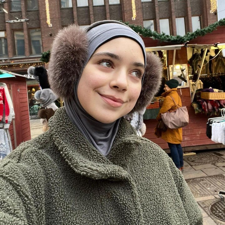 <p>Enggak hanya soal penampilannya yang menawan, Isabel juga mewarisi darah seni dari kedua orang tuanya, nih. Wanita kelahiran 1 Oktober 2005 ini terjun ke dunia tarik suara, lho. (Foto: Instagram @isabel.azhari)<br /><br /><br /></p>