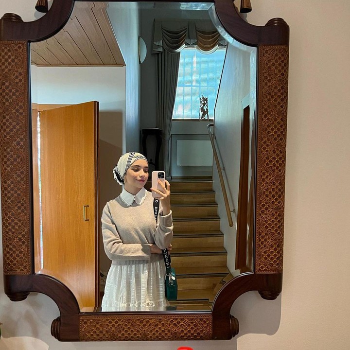 <p>Isabel juga terhitung aktif menggunakan media sosial Instagram, Bunda. Melalui akun pribadinya, ia kerap membagikan potret keseharian, termasuk OOTD-nya yang keren. (Foto: Instagram @isabel.azhari)<br /><br /><br /></p>
