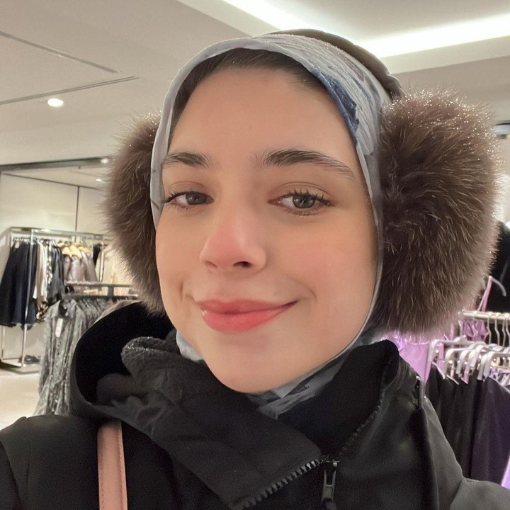 <p>Salah satu lagu yang ia nyanyikan yakni OST film <em>Noktah Merah Perkawinan</em>. Bunda sudah nonton filmnya? (Foto: Instagram @isabel.azhari)<br /><br /><br /></p>