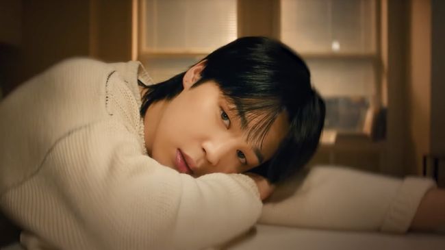 Keberhasilan Jimin yang kukuh di puncak Billboard Hot 100 dirayakan oleh beberapa personel BTS lainnya, yaitu RM dan J-Hope.