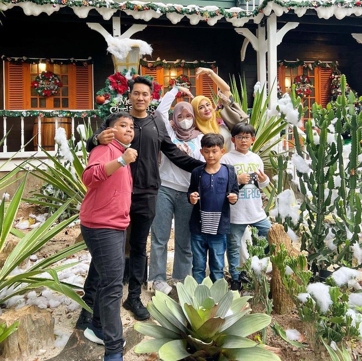<p>Sebelum menikahi Juliana Moechtar, Nur Wahyudi diketahui juga merupakan seorang single parent. Dari pernikahan itu, Juliana Moechtar mendapatkan dua orang anak sambung. (Foto: Instagram @julianamoechtar)</p>