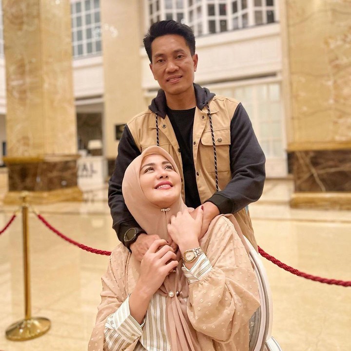 <p>Juliana Moechtar bahagia menjalani kehidupannya saat ini. Setelah sekian lama menjadi single parent, ia kembali mendapatkan pendamping hidup bernama Nur Wahyudi. (Foto: Instagram @julianamoechtar)</p>